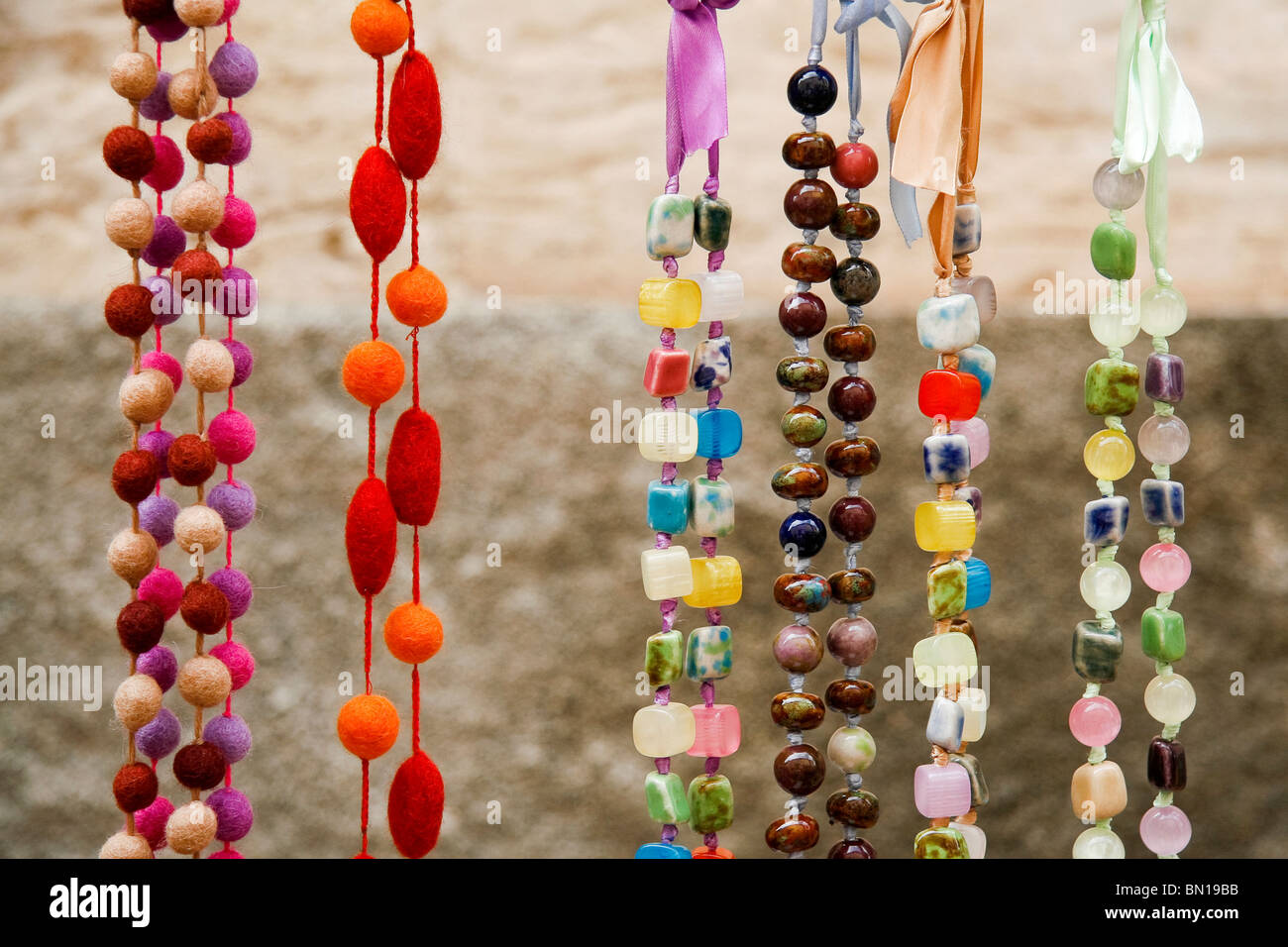 Collares de colores brillantes en un mercadillo de la cala, Sineu, Mallorca Foto de stock