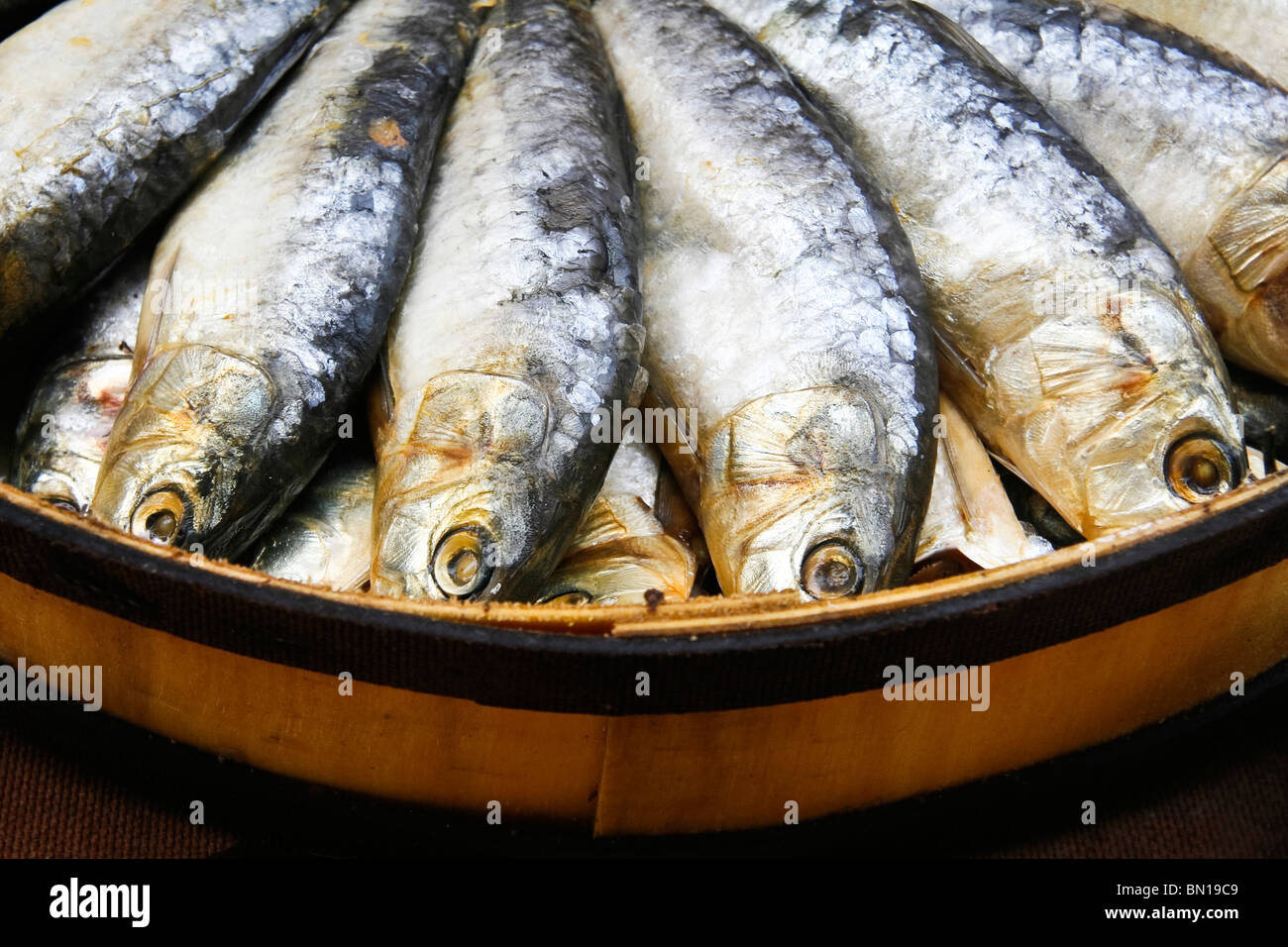 Pescado fresco en un puesto en el mercado de Sineu, Mallorca Foto de stock