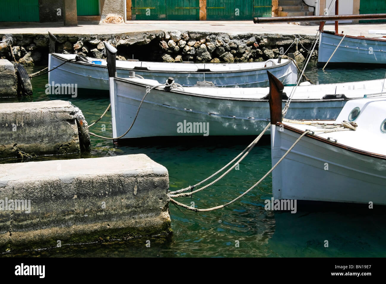 Tradicionales barcos pesqueros amarrados en el puerto de Cala Figuera, Mallorca Foto de stock