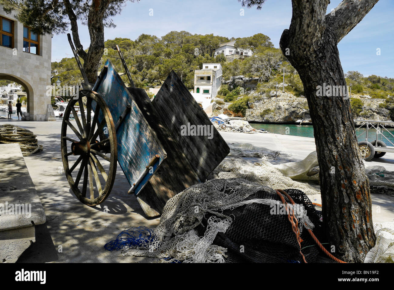 Redes de pesca tradicional y el carro en el Quayside, Cala Figuera, Mallorca Foto de stock