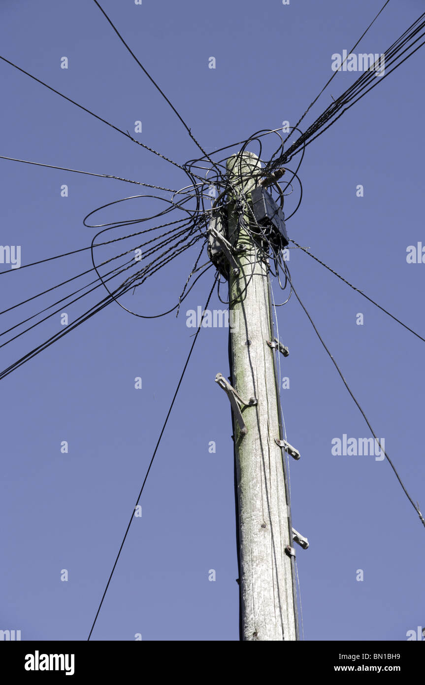 Teléfono con múltiples conexiones de cable en una aldea en Inglaterra  Fotografía de stock - Alamy