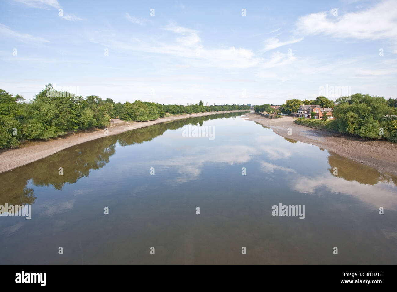 El río Támesis, visto desde el puente de Chiswick. Chiswick, Hounslow, Londres, Inglaterra, Reino Unido. Foto de stock