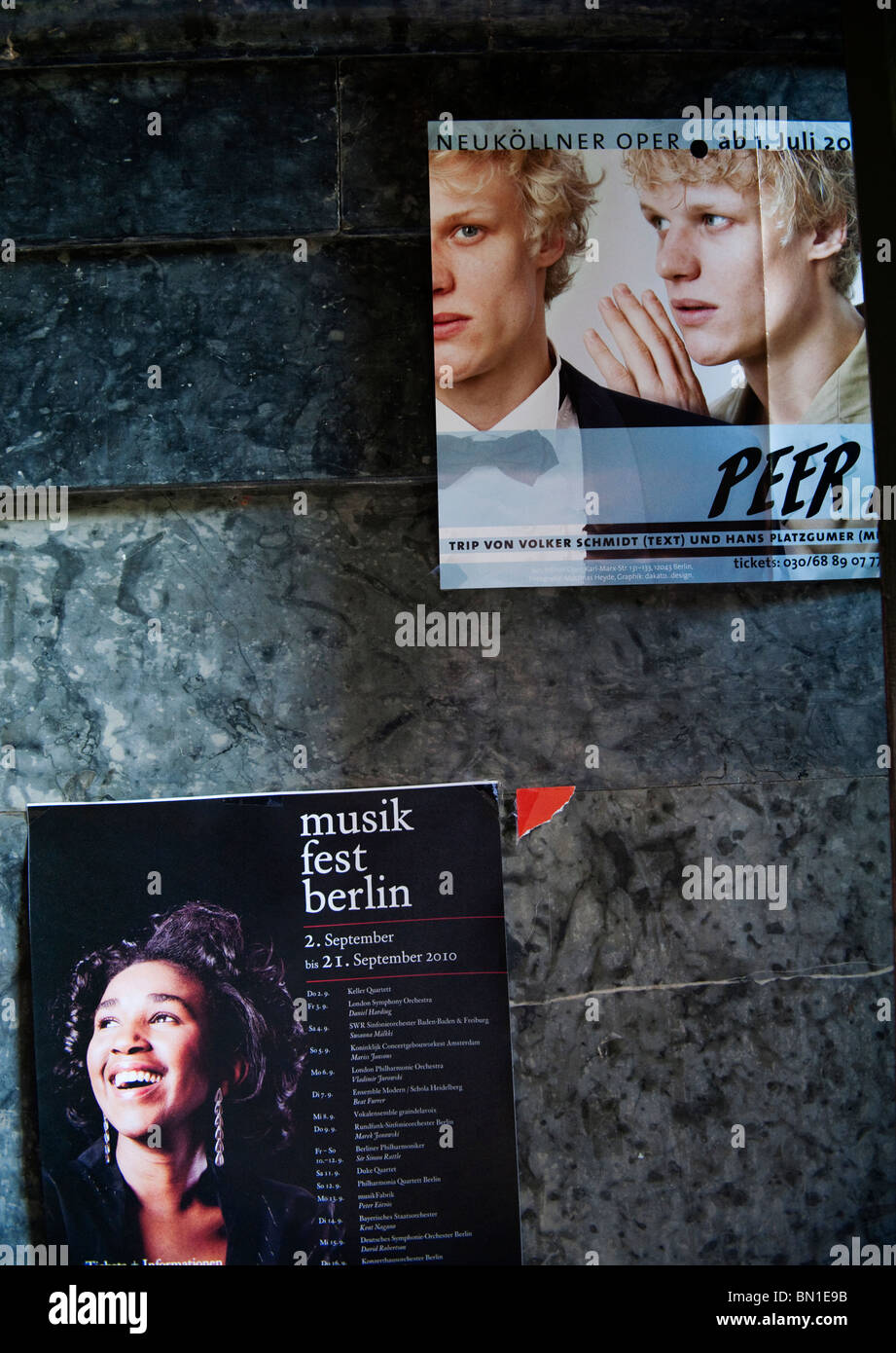 Detalle de carteles y volantes en Literaturhaus en Charlottenburg Berlín ALEMANIA Foto de stock