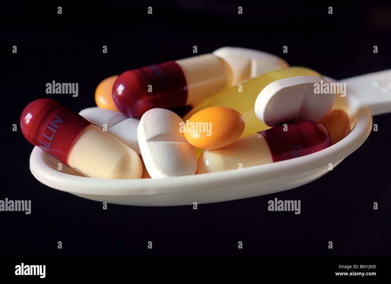 Tabletas, pastillas, píldoras, cuchara, una cucharada de medicina Foto de stock