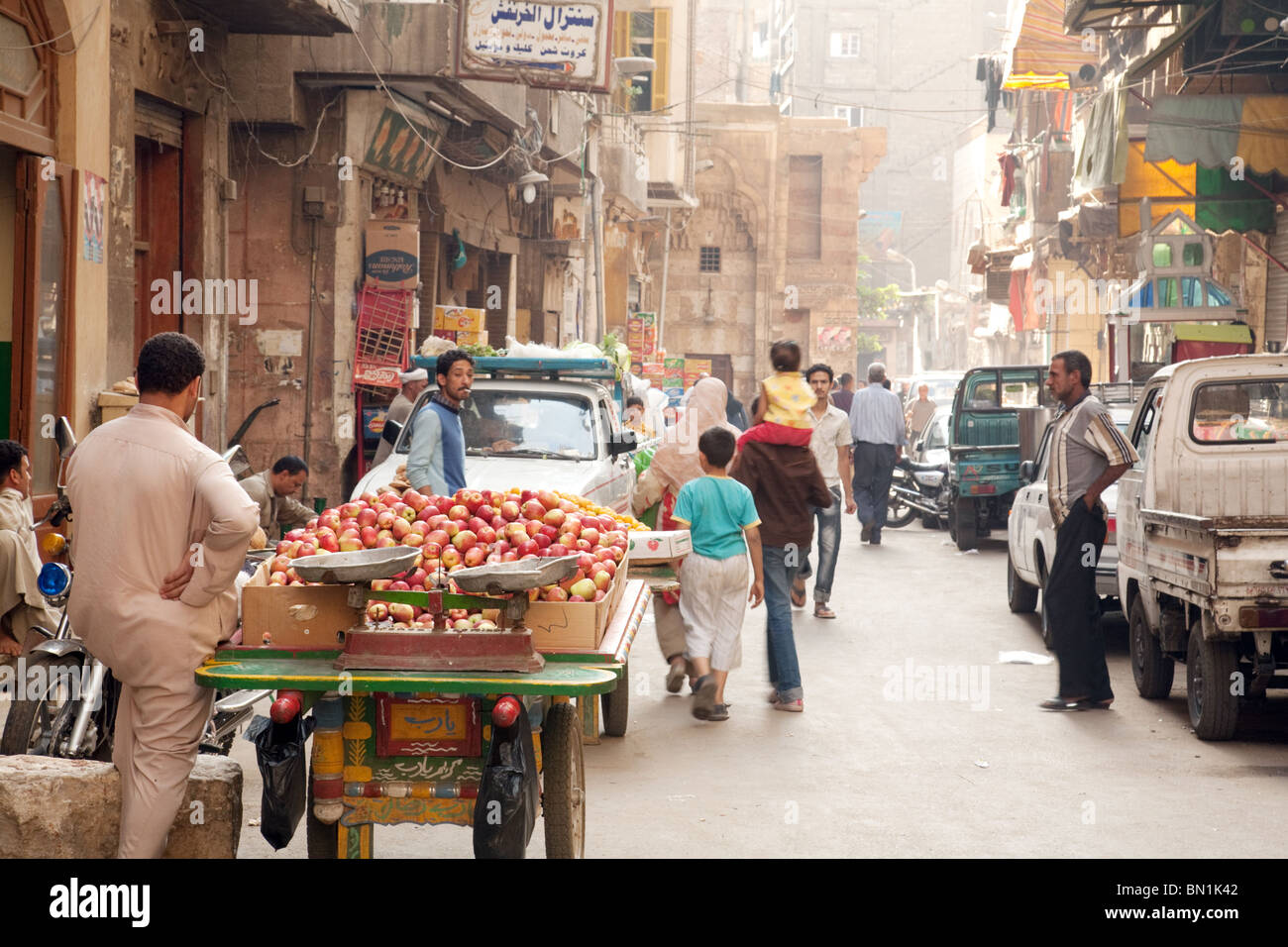 Escena callejera en el mercado de Khan al Khalili en El Cairo, el barrio islámico, El Cairo Egipto, África Foto de stock