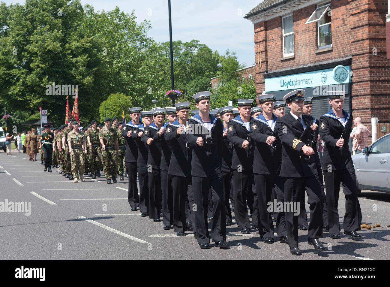 North East London "Día de las Fuerzas Armadas" Desfile, Station Road, North Chingford, London Borough of Waltham Forest. Foto de stock