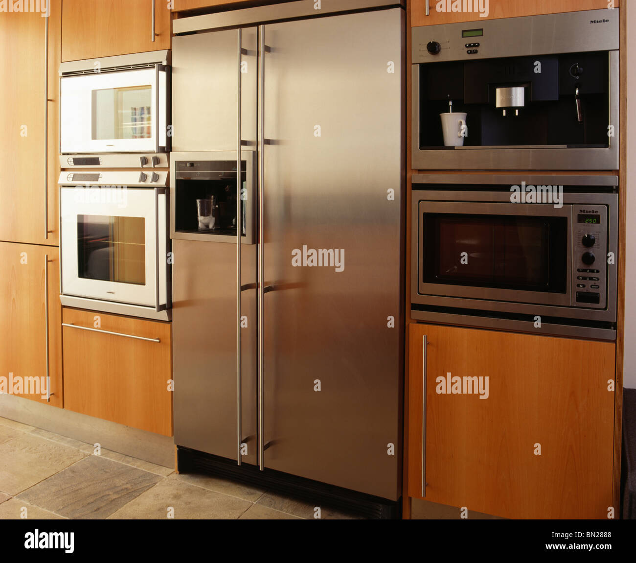 Interiores cocinas neveras neveras fotografías e imágenes de alta  resolución - Alamy
