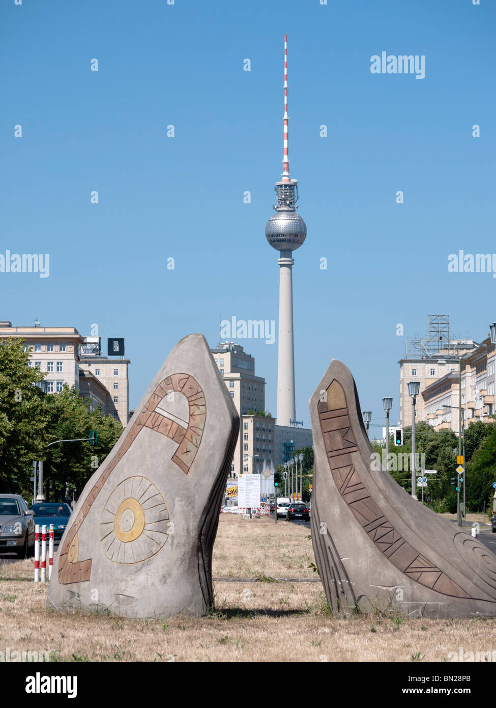Vista a lo largo de Karl Marx Allee hacia la torre de televisión o Fernsehturm en Alexanderplatz en el antiguo Berlín oriental Alemania Foto de stock