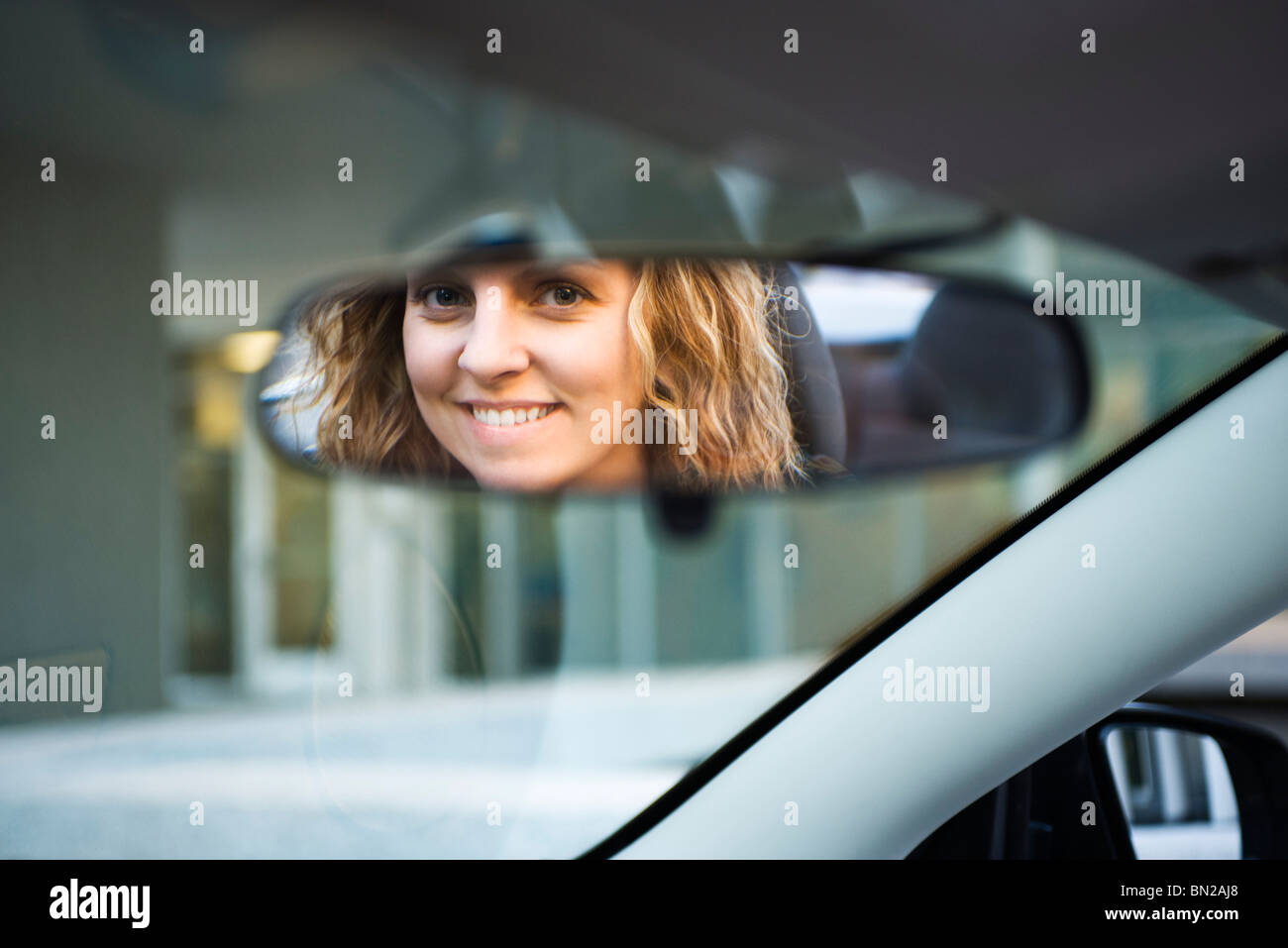Cara de mujer reflejado en el espejo retrovisor Foto de stock