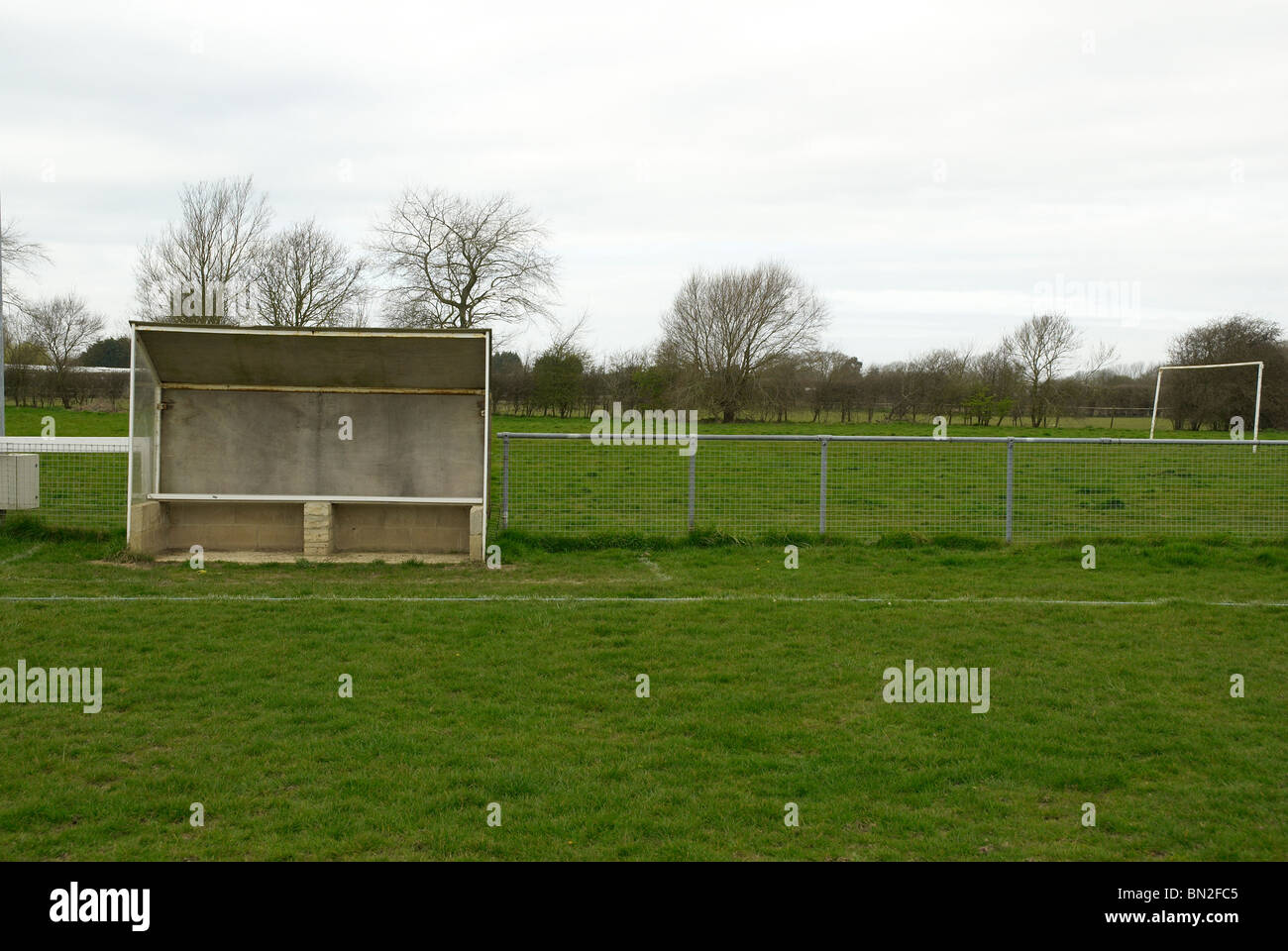 Un refugio de espectadores junto a un campo de juego Foto de stock