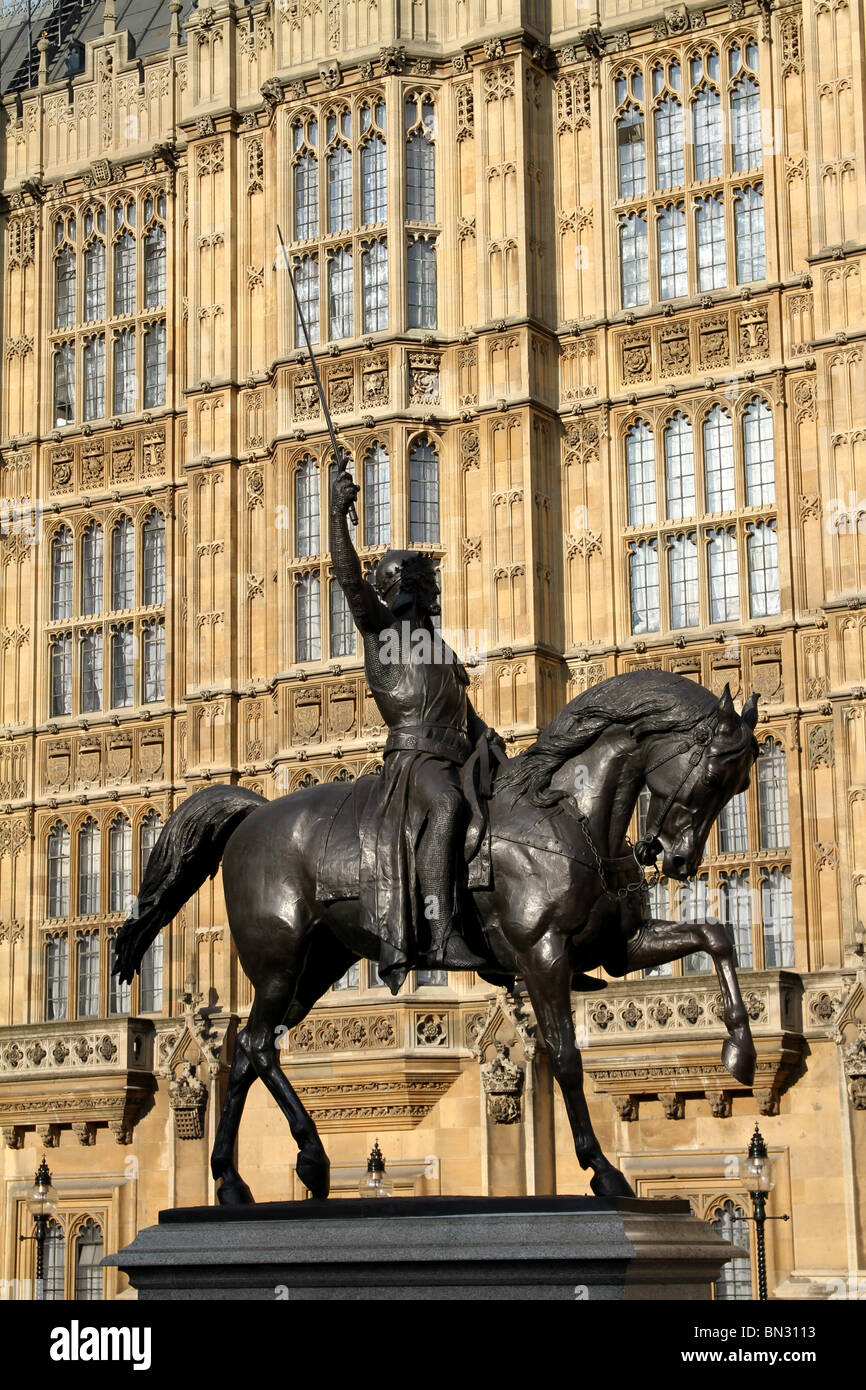 Estatua de Ricardo Corazón de León en frente de las Casas del Parlamento en el Palacio de Westminster, Londres, Inglaterra Foto de stock