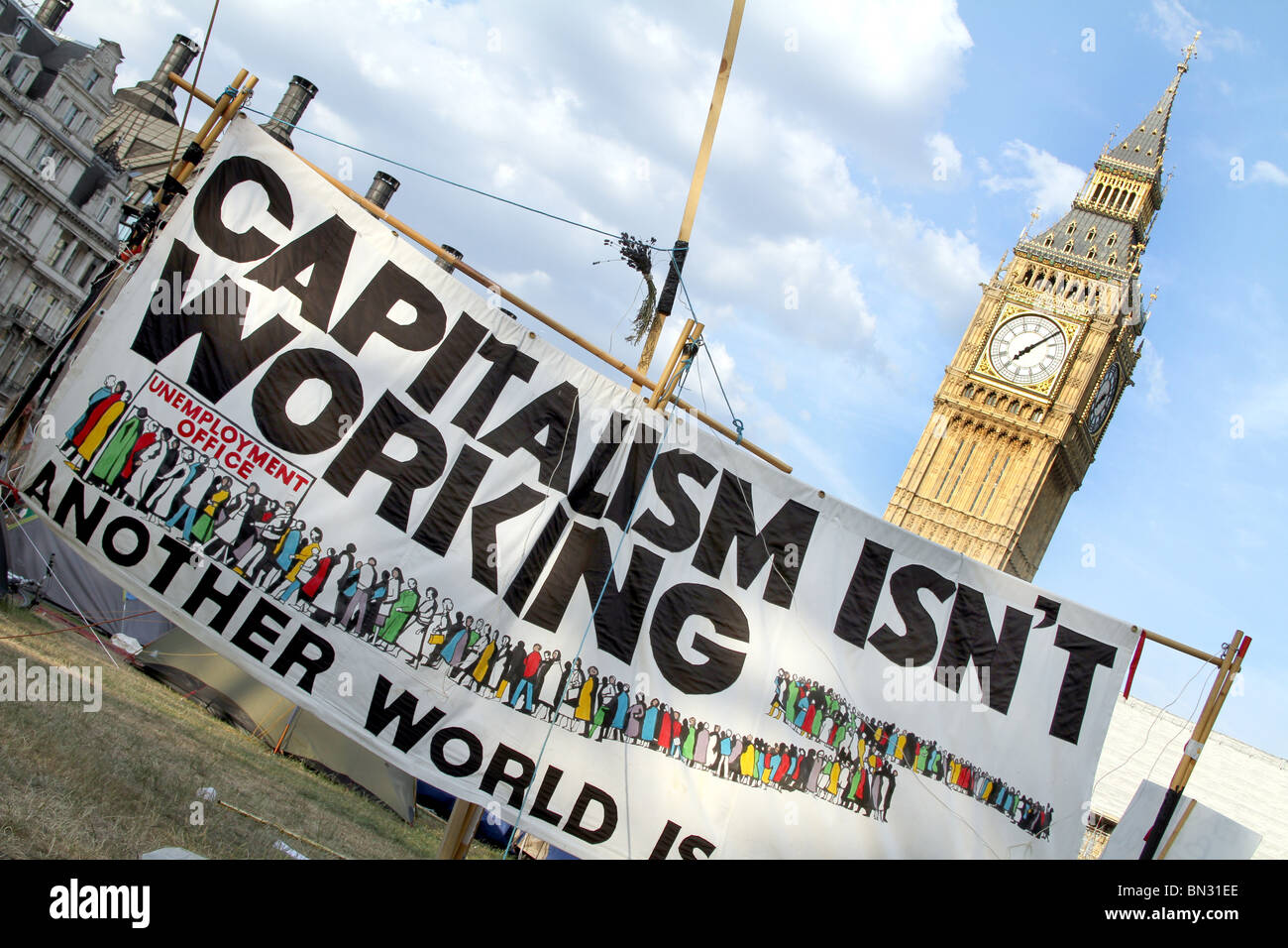 Campamento de Paz, la Plaza del Parlamento y el Big Ben con la lucha contra el capitalismo, el capitalismo banner de demostración no funciona, Londres, Inglaterra Foto de stock