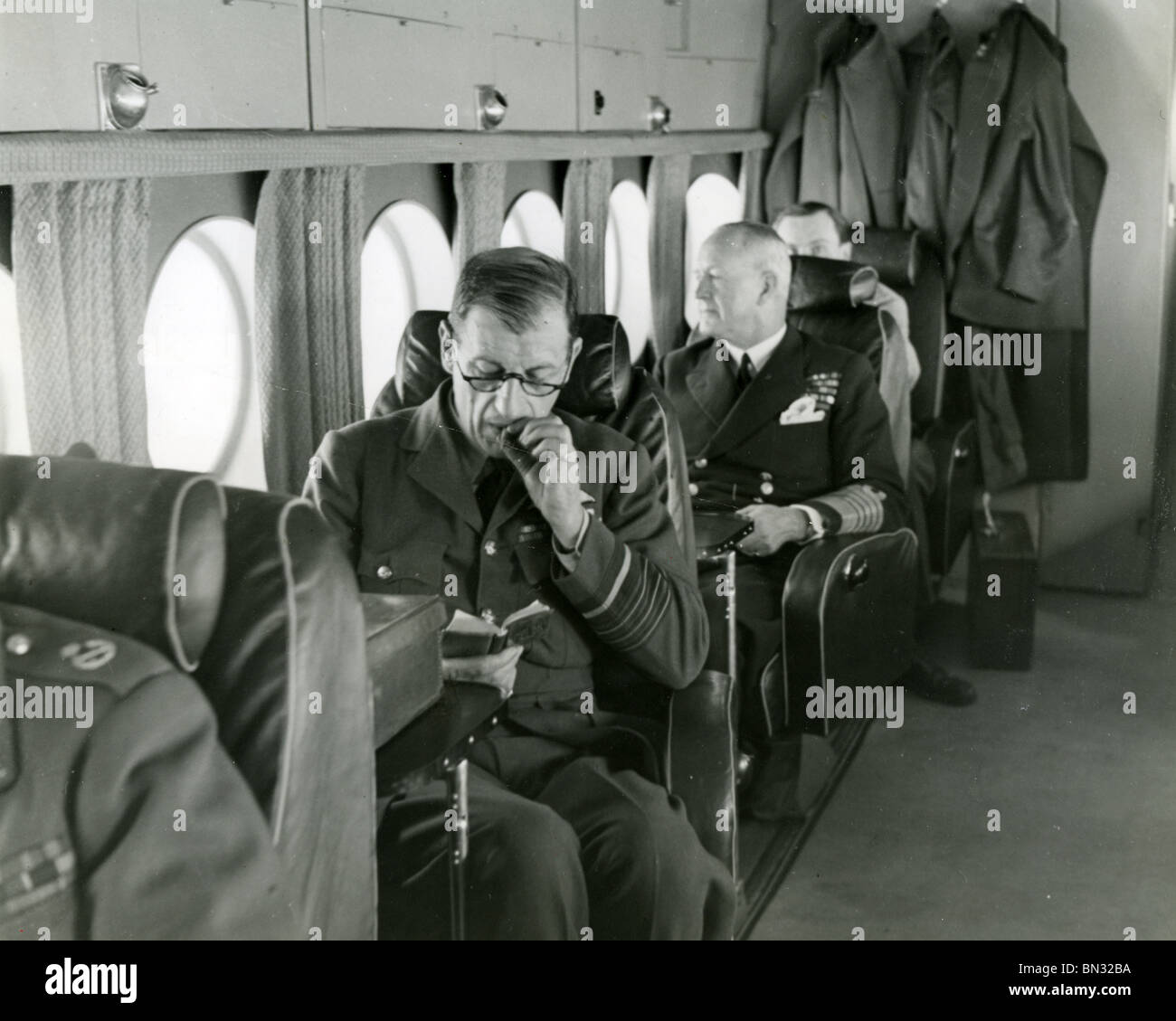 SIR CHARLES PORTAL sentados delante de Sir Andrew Cunningham volando a la Conferencia de Yalta de febrero de 1945. Foto Lewis Gale Foto de stock