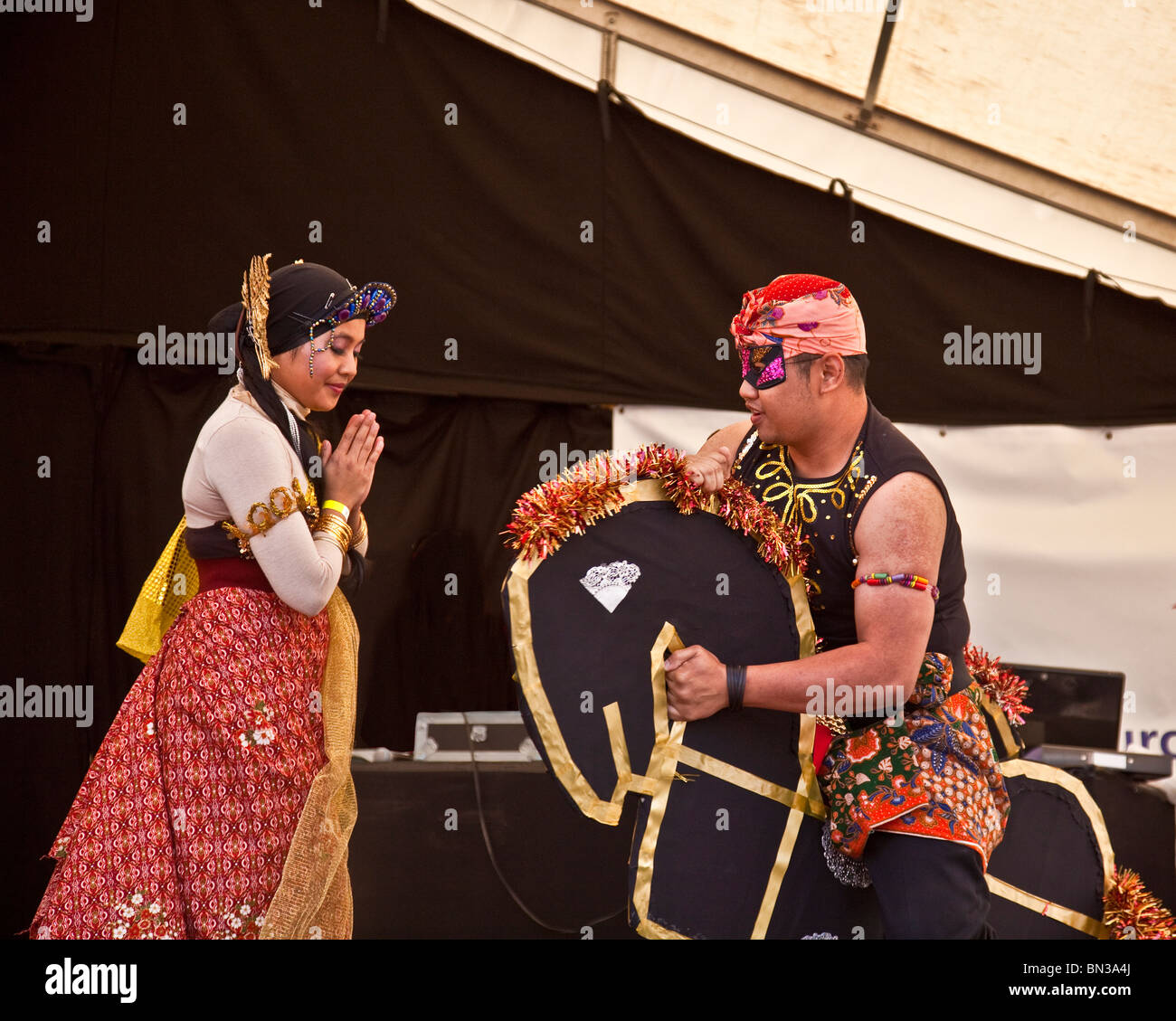 Actuar en el escenario bailarines de Malasia en Glasgow Mela 2010, en parque Kelvingrove, Foto de stock