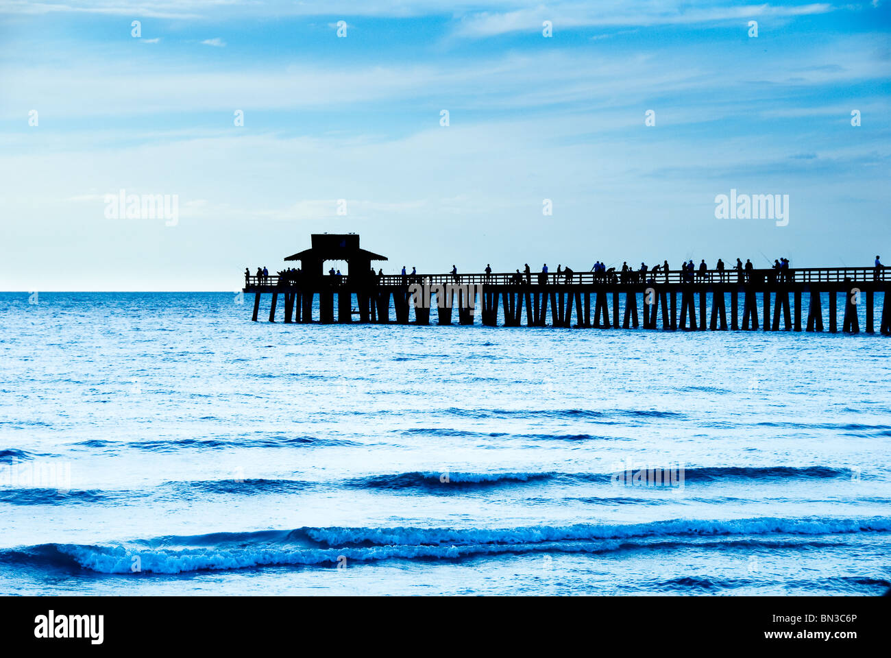 Gente pescando desde el muelle de Nápoles en el Golfo de México, Naples, Florida, EE.UU. Foto de stock