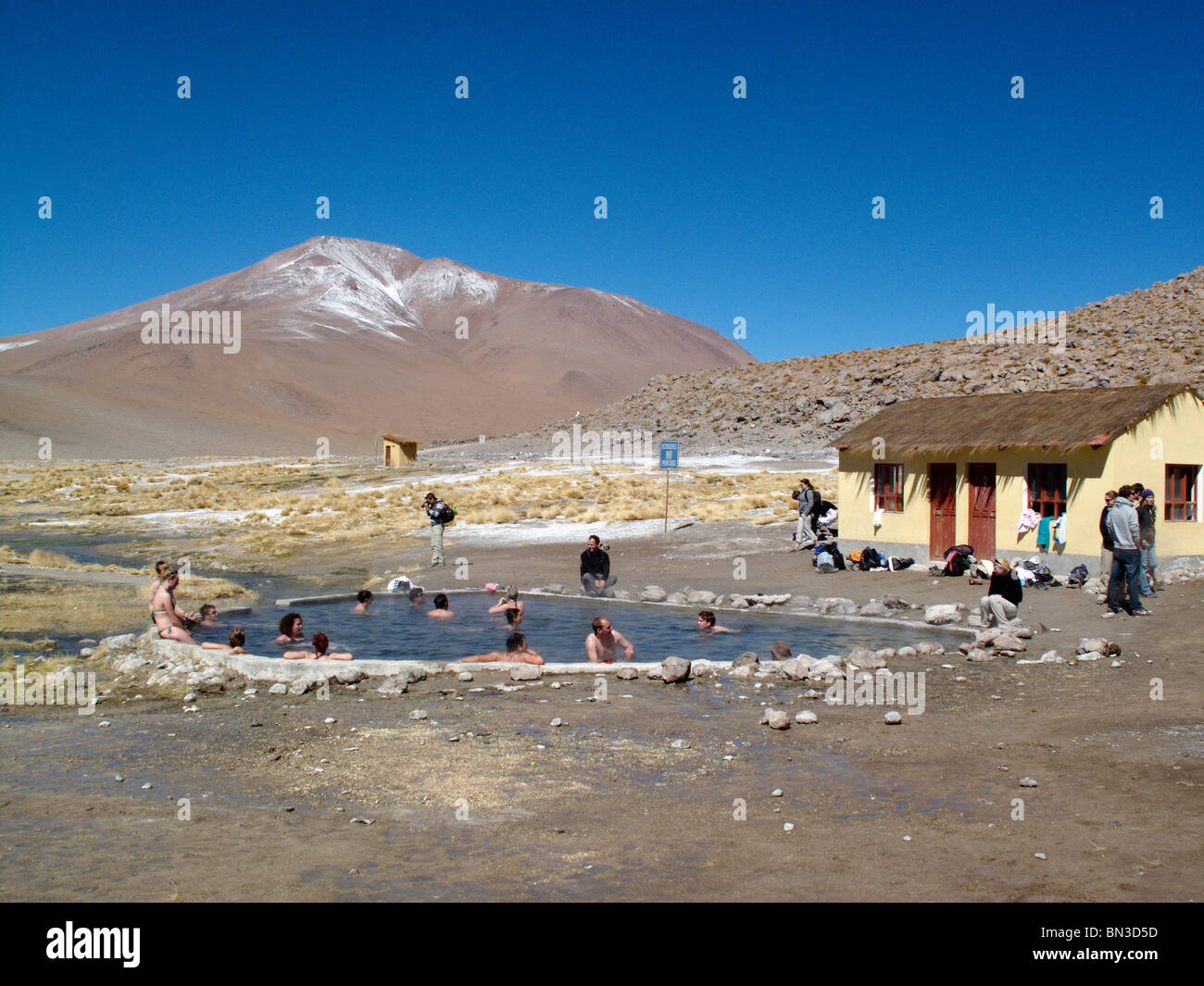 Las aguas termales de aguas termales en el sur del altiplano, desierto,  cerca de la Laguna Verde en Bolivia Fotografía de stock - Alamy