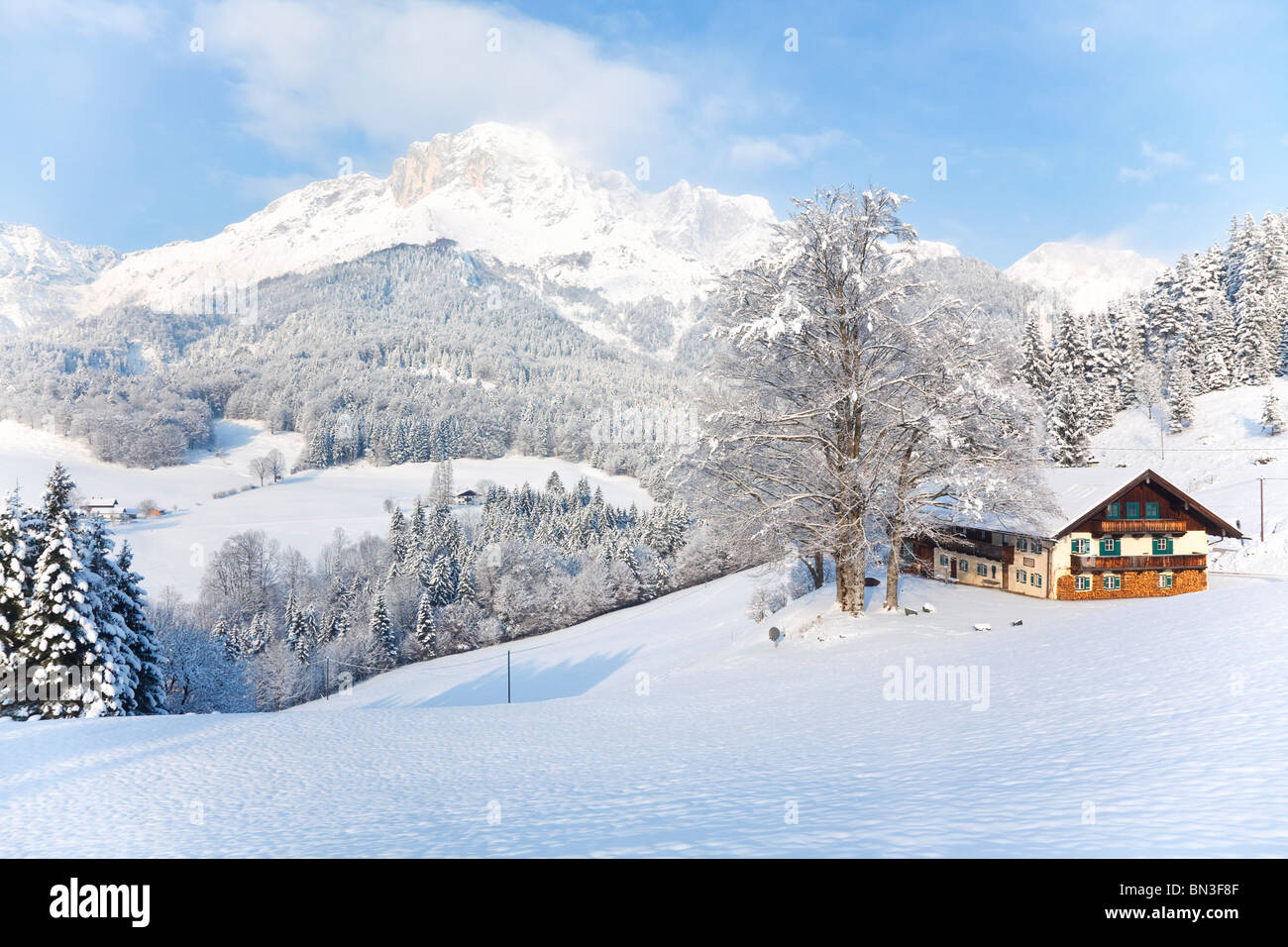 Casa en Alpes Berchtesgaden, Marktschellenberg, Alemania, niveles elevados de ver Foto de stock