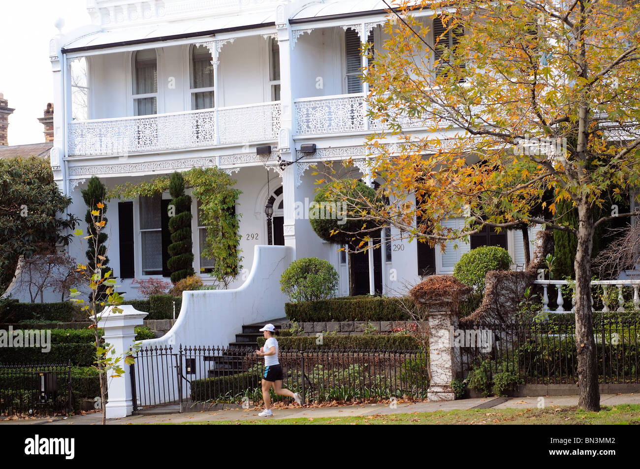 Escena en la calle y la vivienda, Williams Road, South Yarra, Melbourne, Victoria, Australia Foto de stock