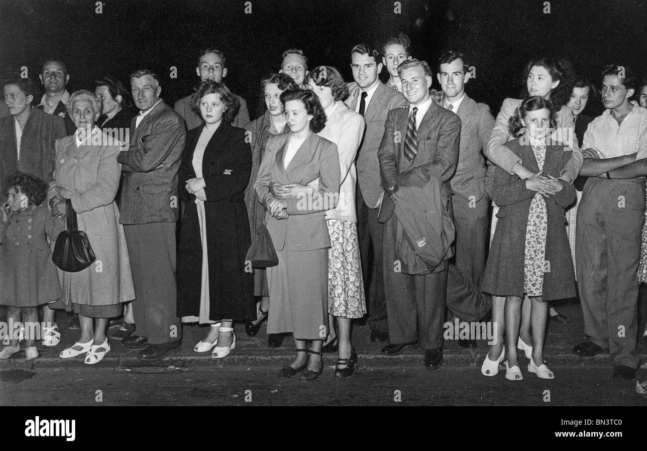 50 Modas - muchedumbre esperando desfile de antorchas en Margate, en junio de 1950 Foto de stock