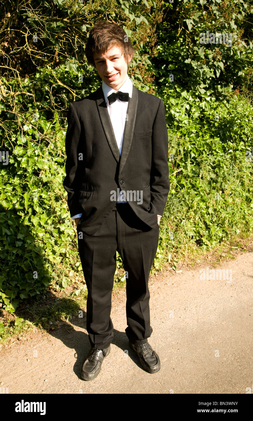 Adolescente llevaba pajarita, traje negro Fotografía de stock - Alamy