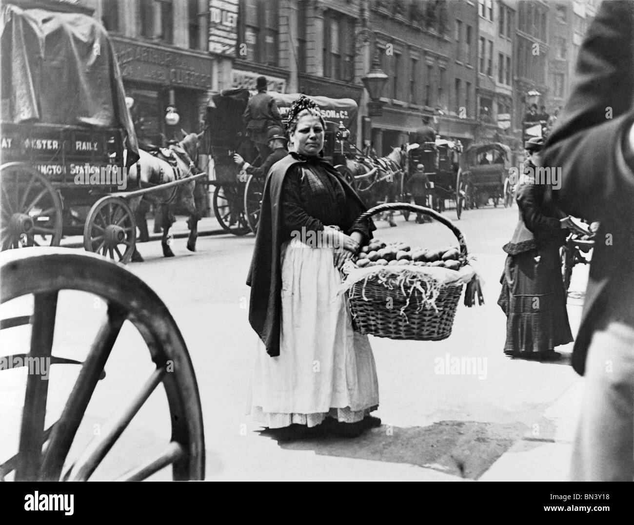 La mujer de Apple en Cheapside, foto, Paul Martin. Inglaterra, a finales del siglo XIX. Foto de stock