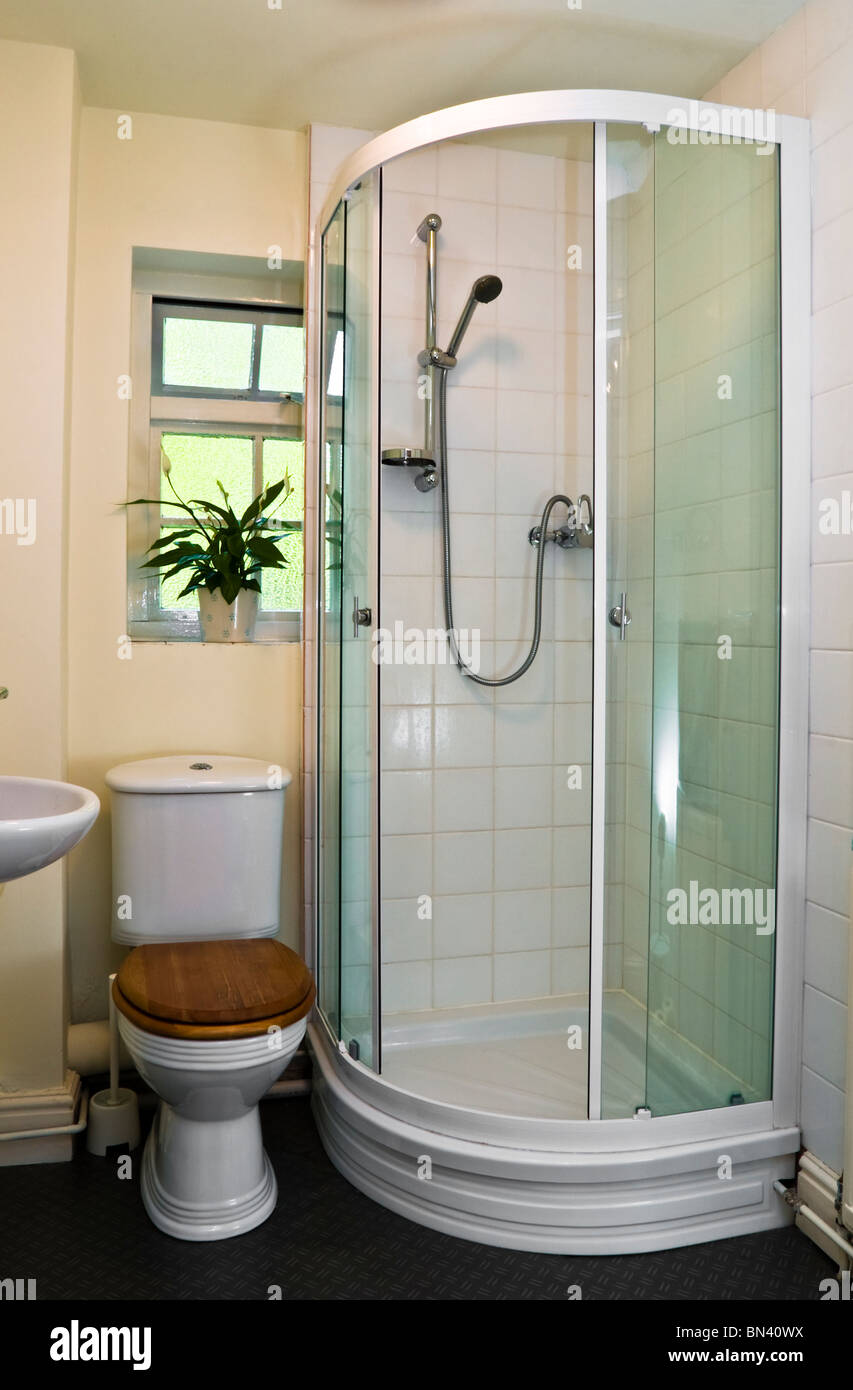 Ducha, inodoro, lavabo en el baño/aseo de un establecimiento bed and  breakfast en Inglaterra Fotografía de stock - Alamy