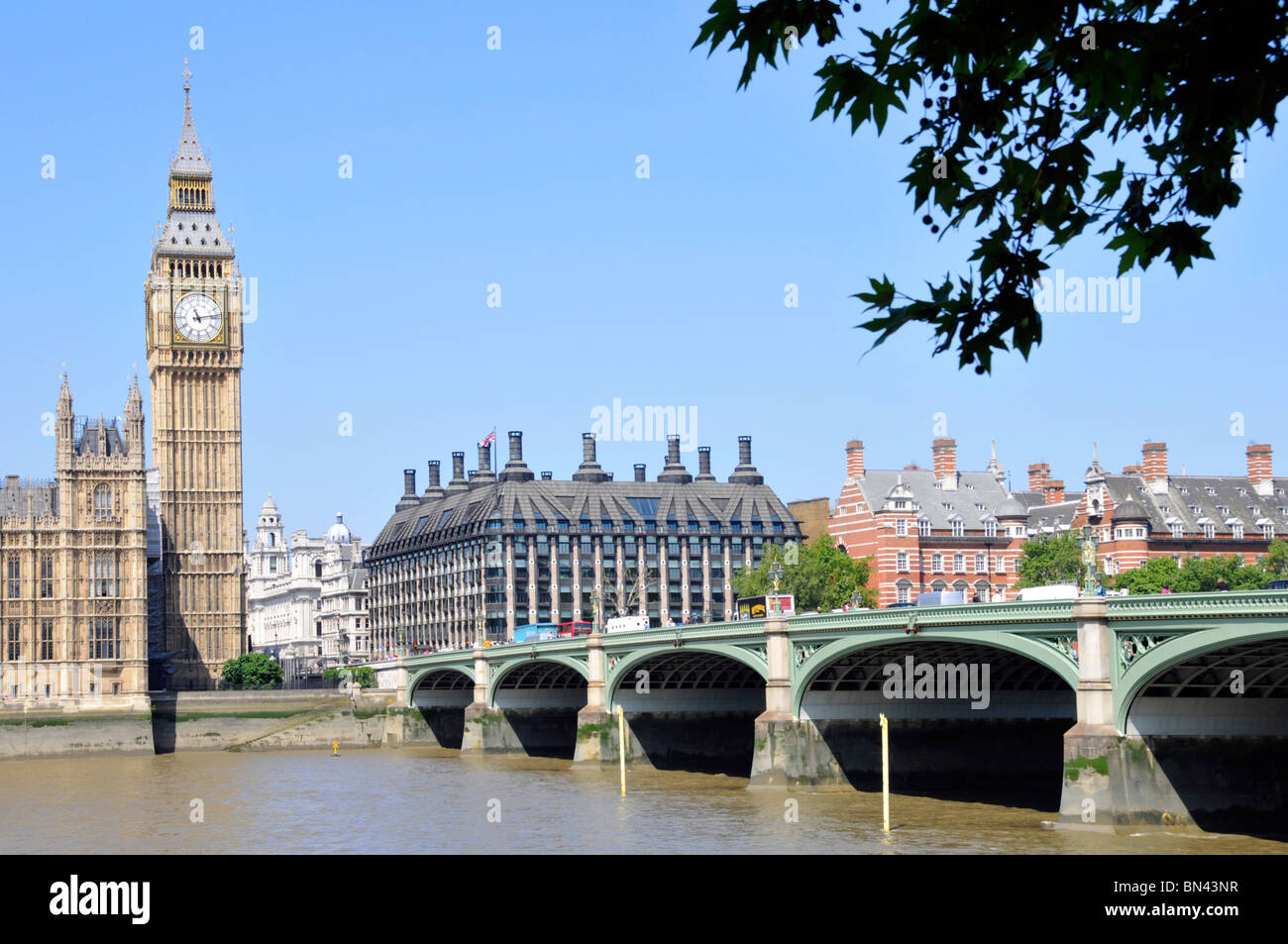 Big Ben Elizabeth torre del reloj en las Casas del Parlamento con Oficinas MP en Portcullis House al lado del río Támesis y Westminster Puente Londres Inglaterra Reino Unido Foto de stock