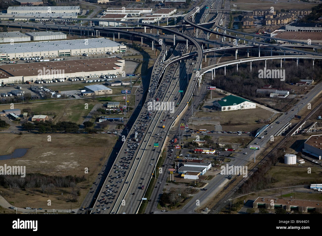 Vista aérea sobre pesado automóvil commuter trafffic freeway Houston, Texas Foto de stock