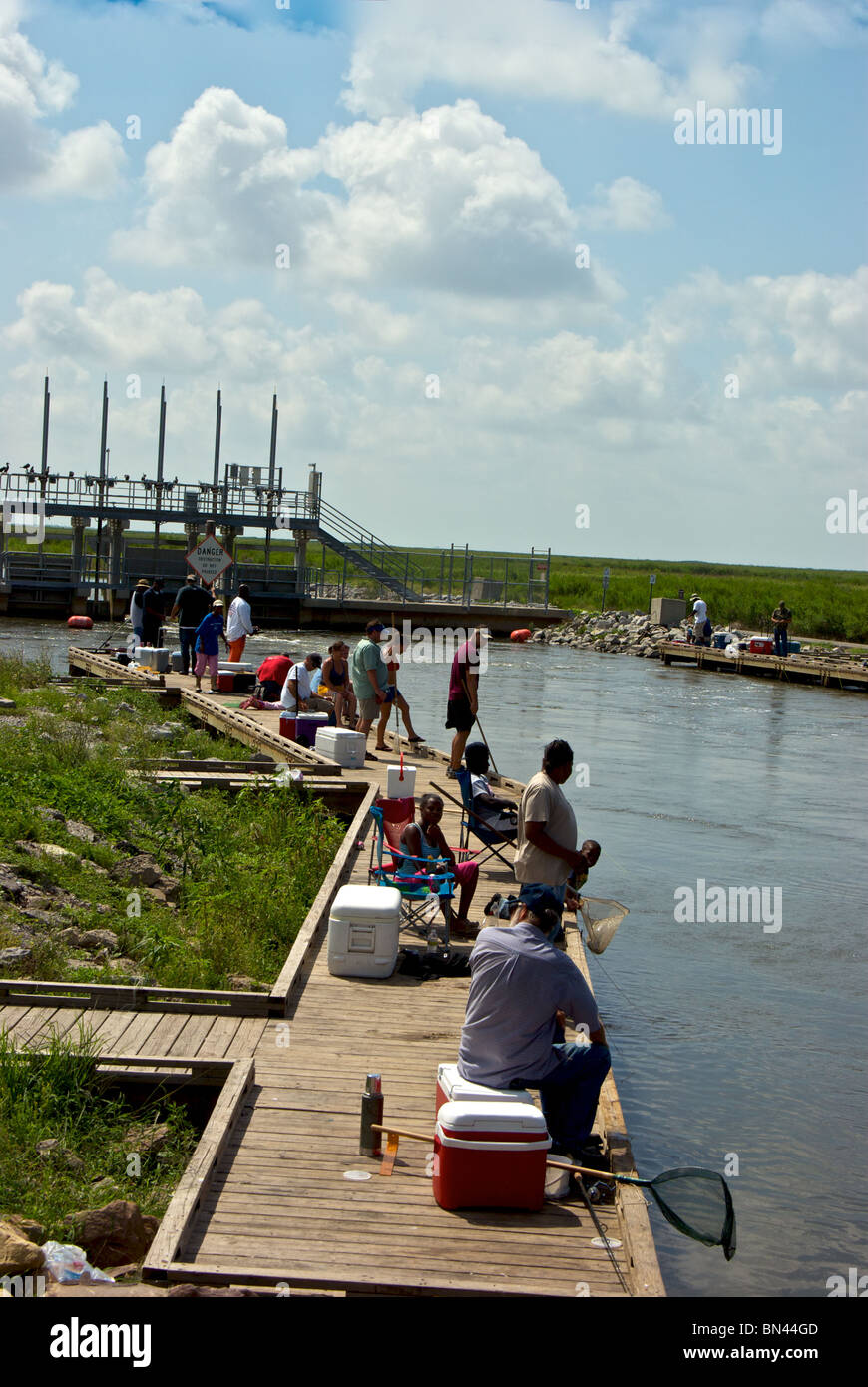 Las familias pesqueras y almejas en una recreación dock a lo largo de Creole Nature Trail todo camino americano Cameron la parroquia Foto de stock