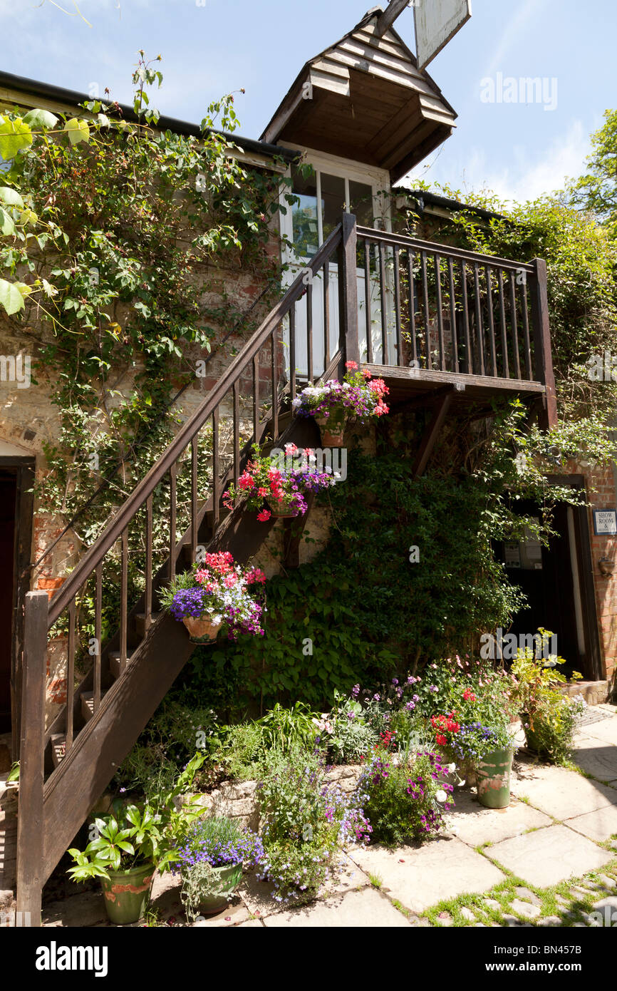 Pintorescas casas con patio en Selborne con escalera de madera exterior  Fotografía de stock - Alamy