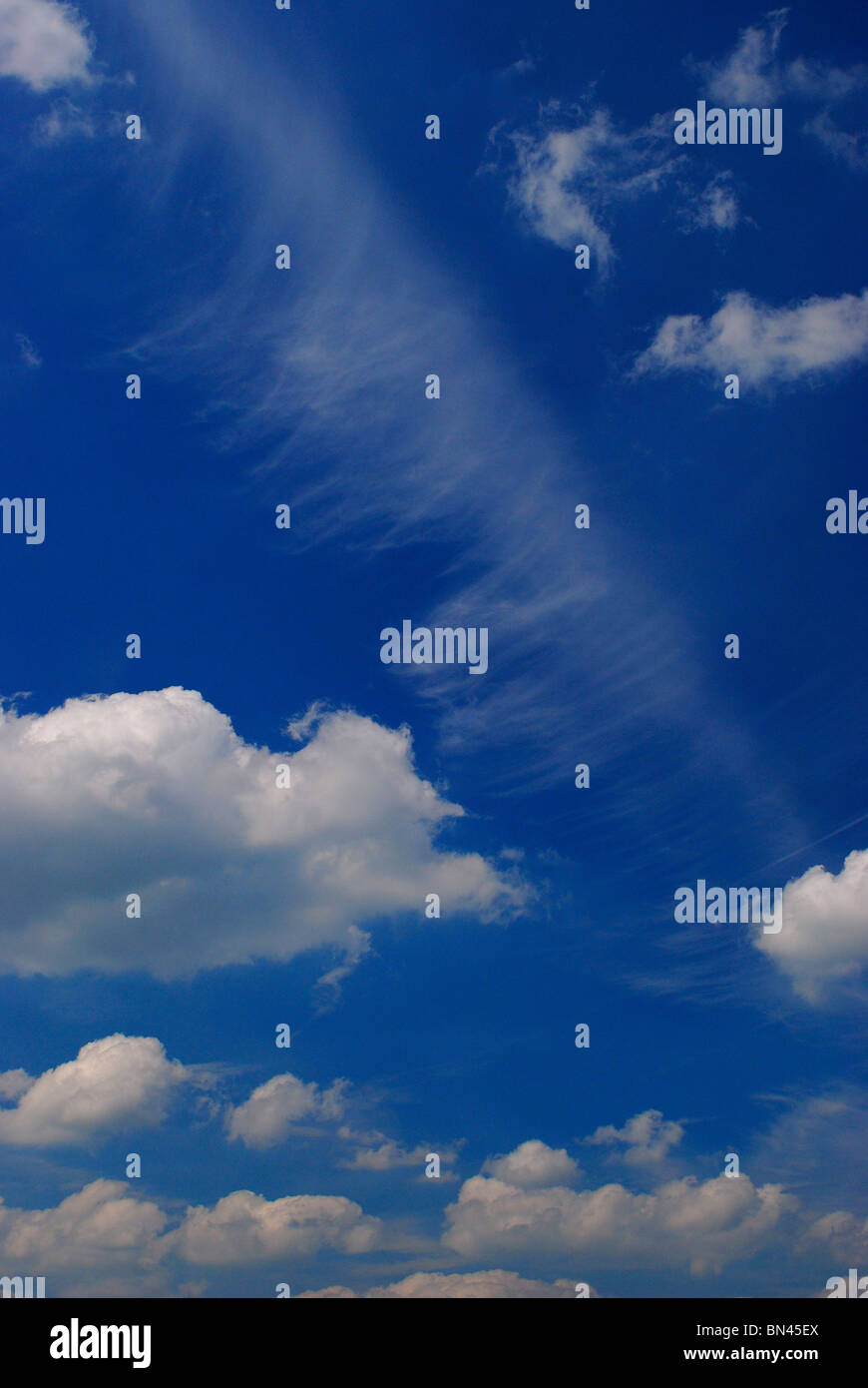 Las formaciones de nubes, en el cielo azul Foto de stock