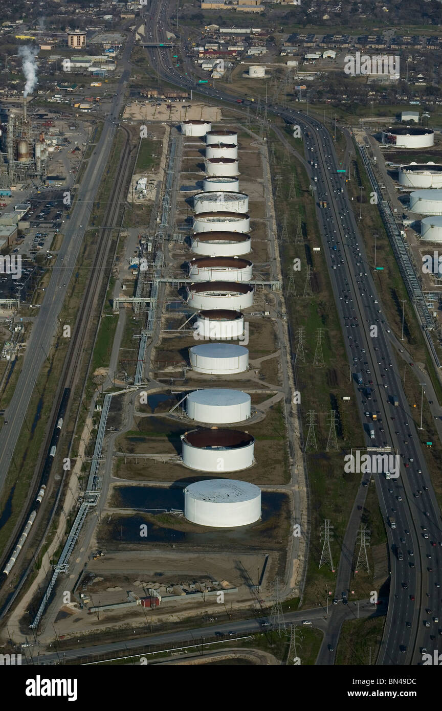 Vista aérea por encima de los tanques de almacenamiento de petróleo Houston, Texas Foto de stock