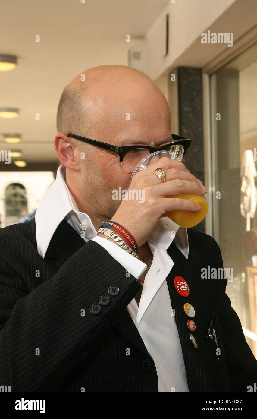 Comediante Harry Hill tomando jugo de naranja en Londres Foto de stock