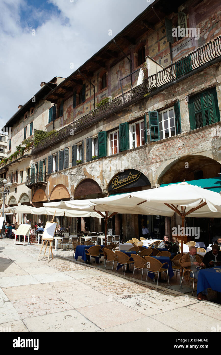 Street cafe en Verona, Italia Foto de stock