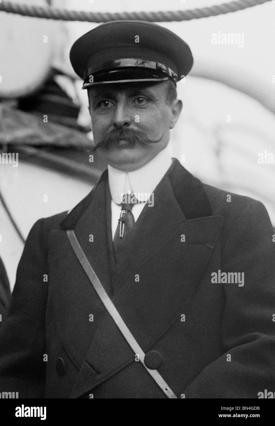 El aviador Louis Blériot (1872 - 1936) - el primer hombre en volar una máquina más pesada que el aire por el Canal de la Mancha (25 Julio 1909). Foto de stock