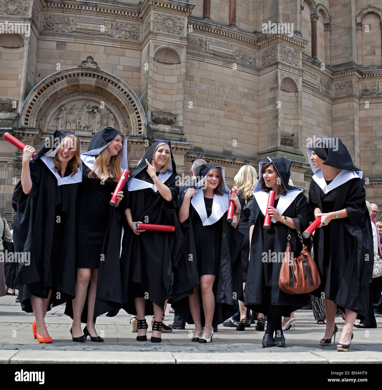 Grupo de mujeres estudiantes de posgrado en la Universidad de Edimburgo, Escocia, Reino Unido Europa Foto de stock