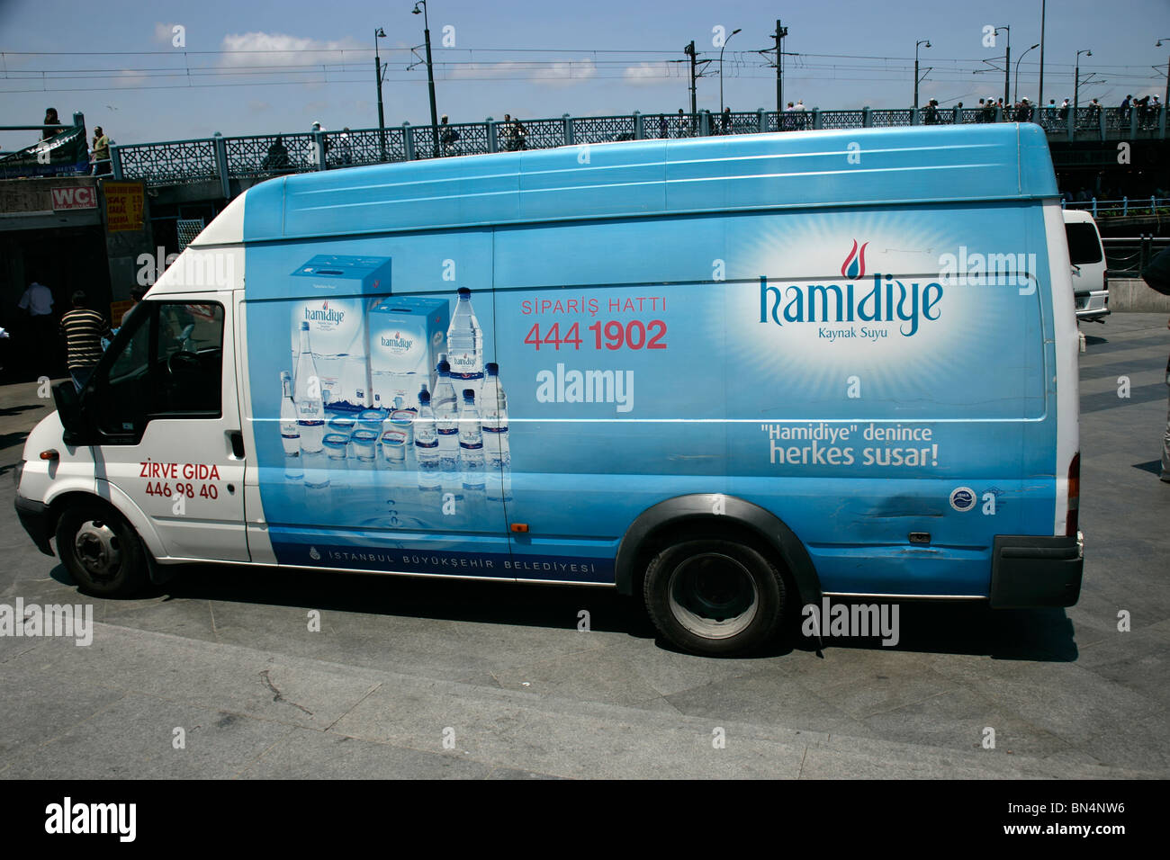 Van anunciando el Turco Hamidiye hacen del agua mineral en Eminonu, Estambul, Turquía Foto de stock