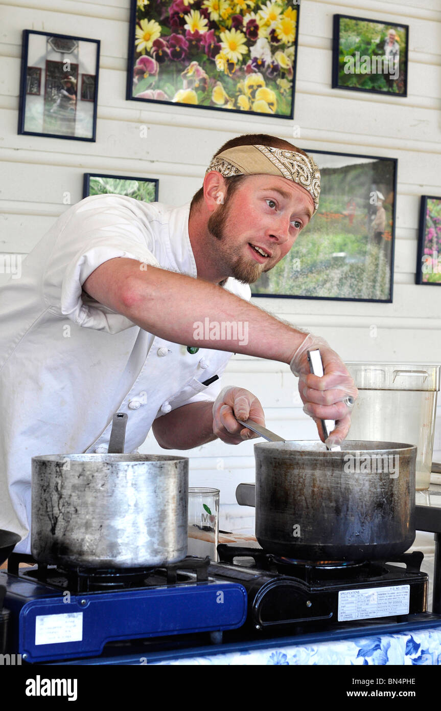 Macho joven chef, cocinero Foto de stock