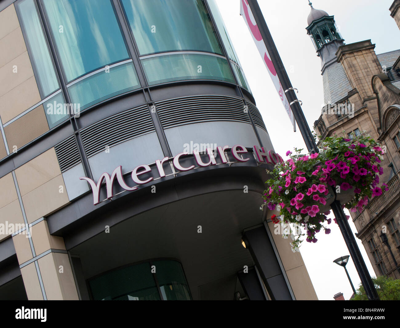 El Ayuntamiento y el Hotel Mercure Sheffield Foto de stock