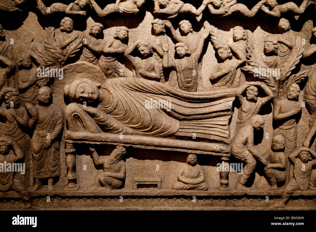Un alivio tallados en piedra de Buda reclinado figura en Singapur el Templo del Diente de Buda Foto de stock