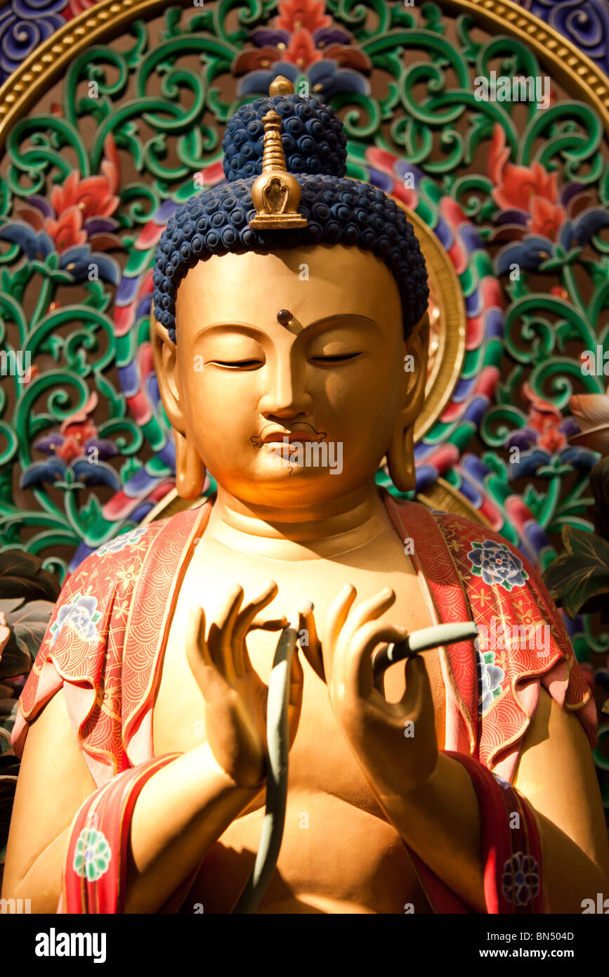 Una ornamentada golden aprendido Buddha en el Templo del Diente de Buda en Singapur. Foto de stock