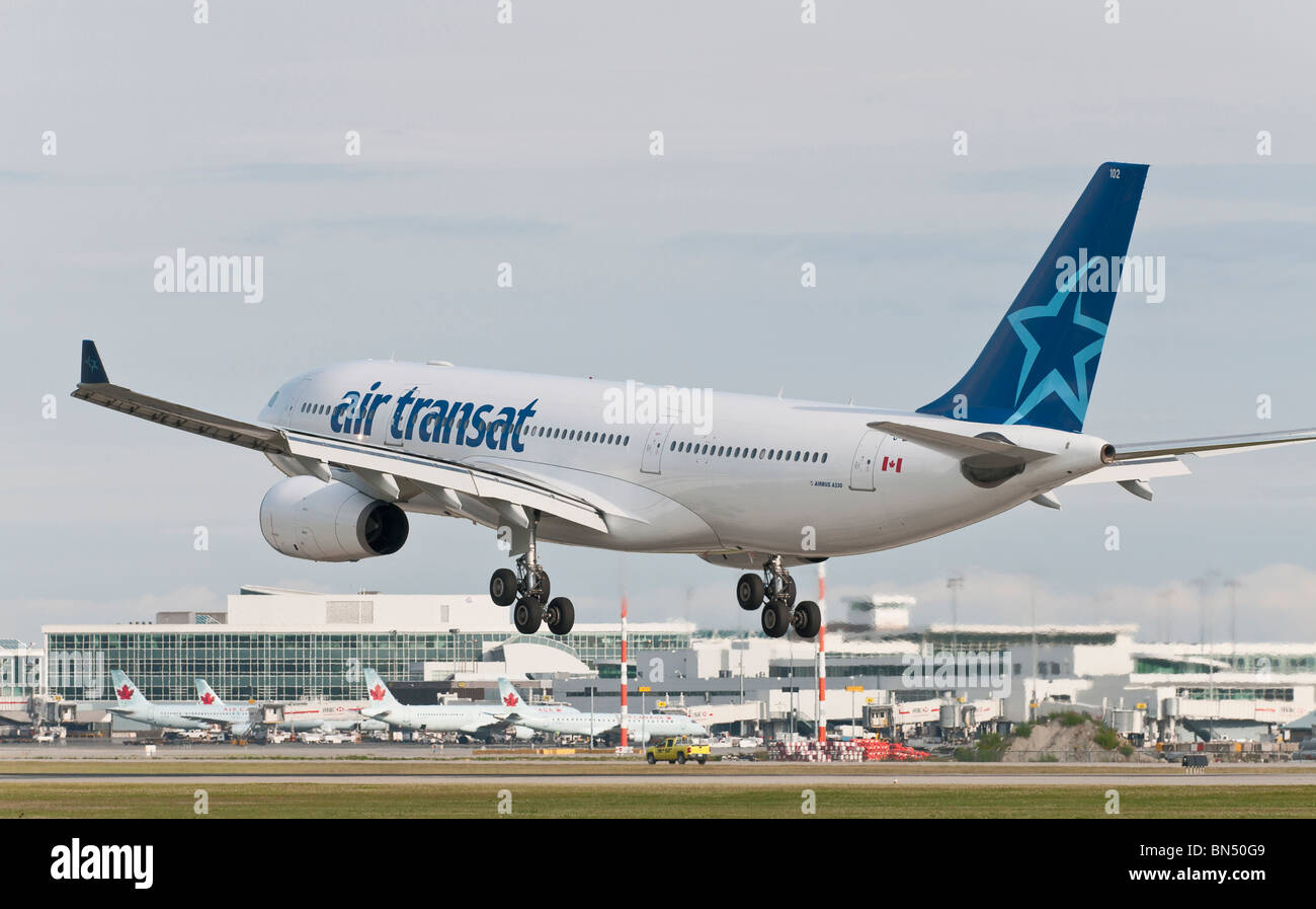 Un Airbus A330 de Air Transat jet airliner aterrizando en el Aeropuerto Internacional de Vancouver (YVR). Foto de stock