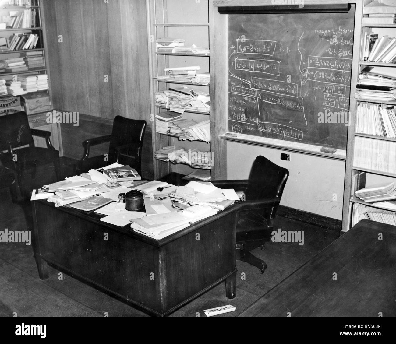Oficina de Albert Einstein en la Universidad de Princeton, Nueva Jersey, el  día después de su muerte, el 18 de abril de 1955 Fotografía de stock - Alamy