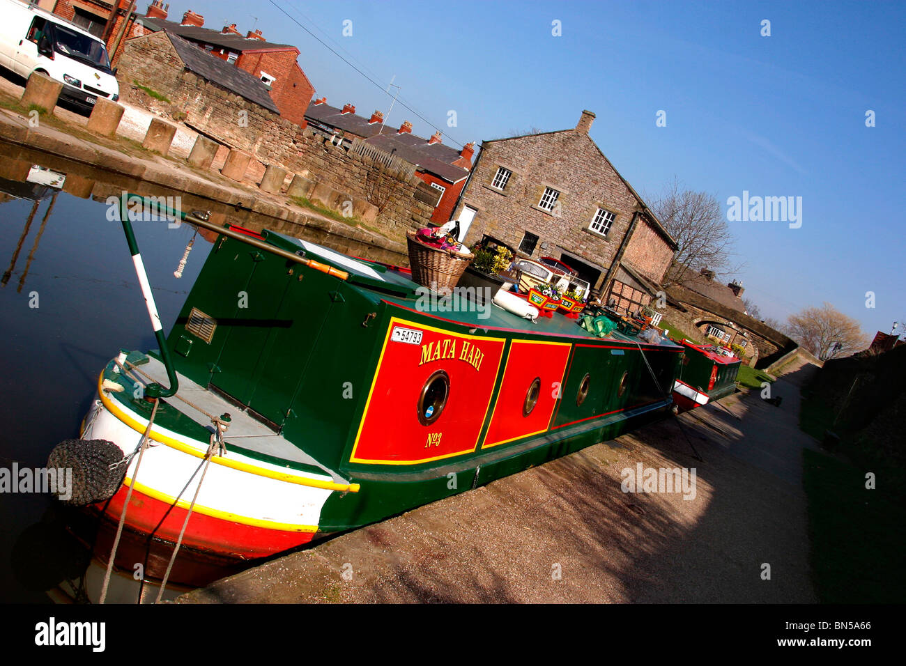 Reino Unido, Inglaterra, Cheshire, Stockport, Marple, angosto barco en Macclesfield Canal Foto de stock