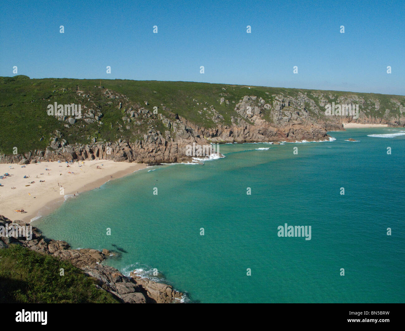 Cornwall Inglaterra Porthcurno Bay beach rock cliff mar océano Atlántico del Canal Inglés Foto de stock