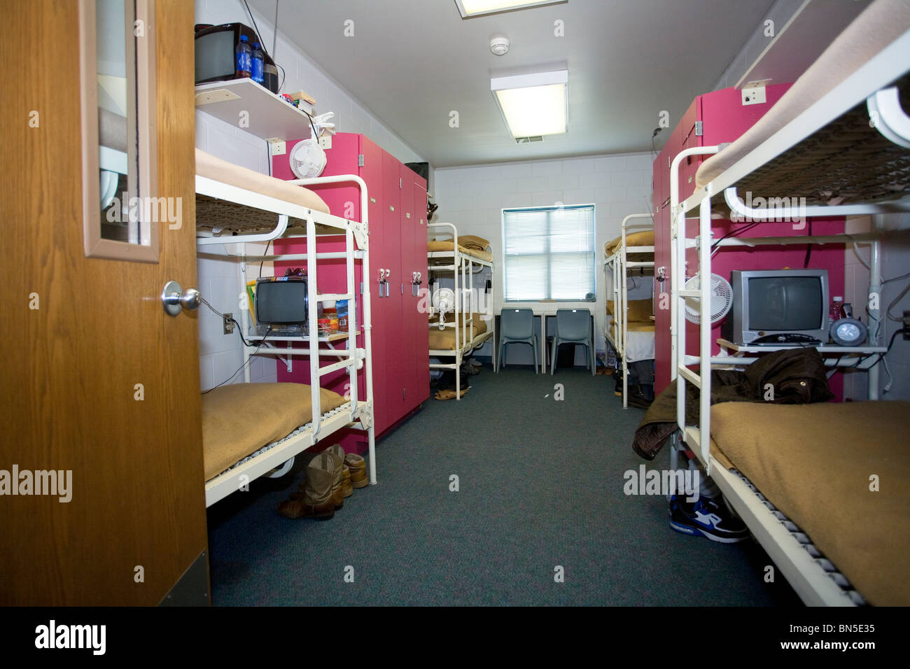 Estilo Dormitorio celda en la prisión de seguridad bajo la libertad de trabajo. Celda construida por cuatro reclusos casa ocho debido a la sobrepoblación. Foto de stock