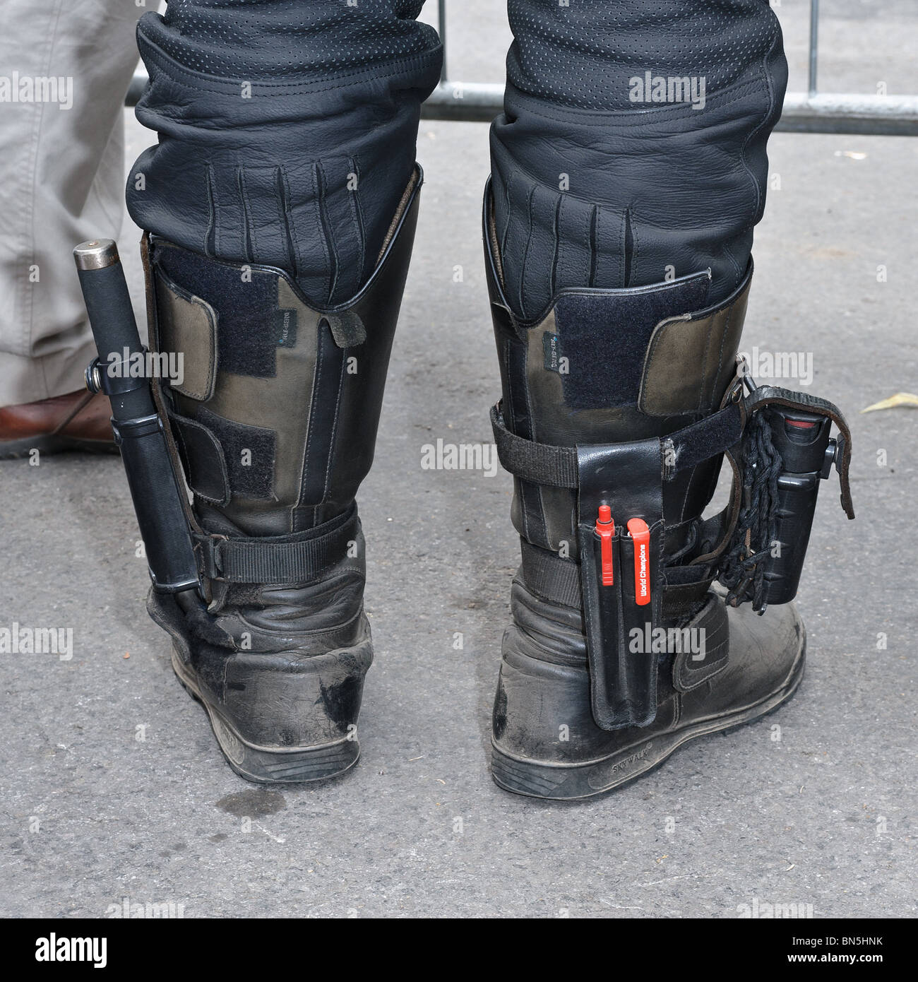 Police boots fotografías e imágenes de alta resolución - Alamy