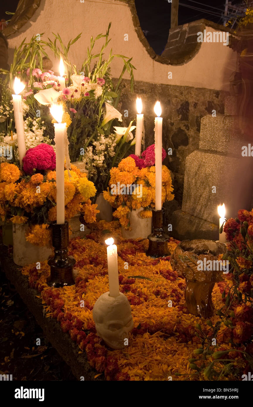 Cempasuchil tumba con flores y velas durante el día de los muertos en  Mixquic Fotografía de stock - Alamy