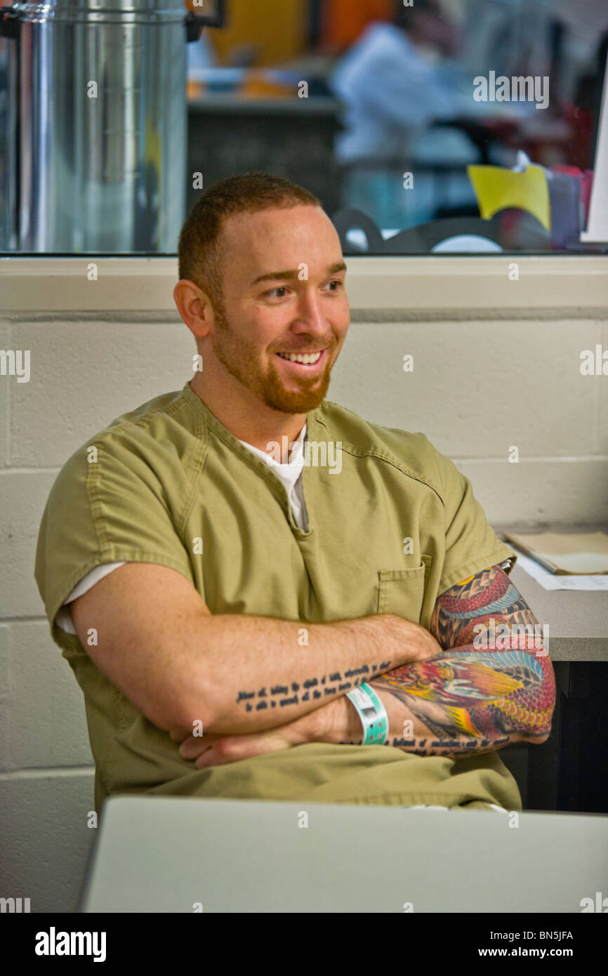 Tatuajes Contraste Con Ropa Carcelaria Y El Recluso