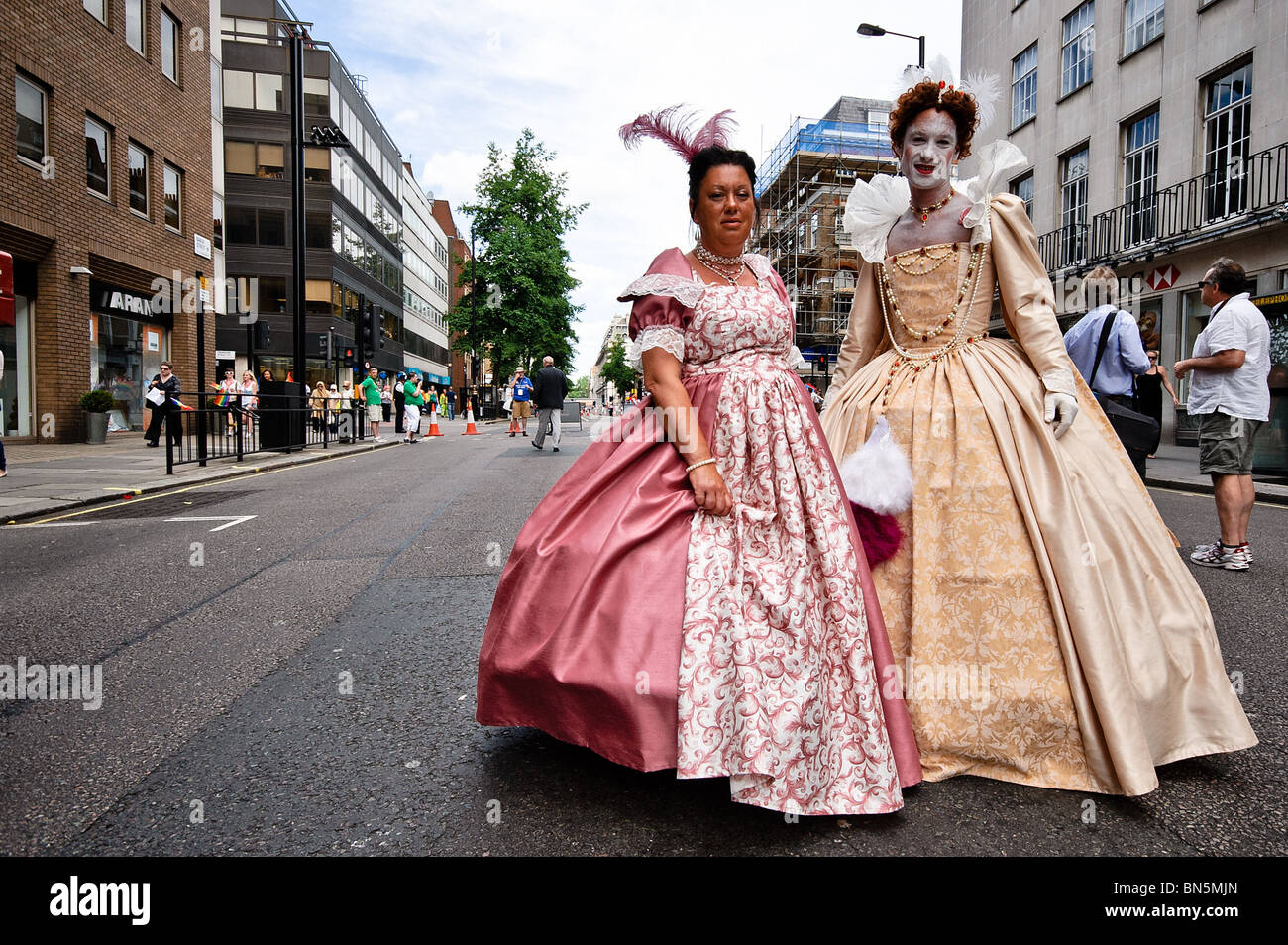 Una pareja (una mujer, un travestí) suponen en disfraz al orgullo de Londres, 3 de julio de 2010. Foto por Julie Edwards Foto de stock